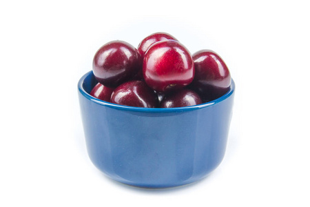 各种夏季新鲜浆果在碗里。 抗氧化剂排毒饮食有机果蔬