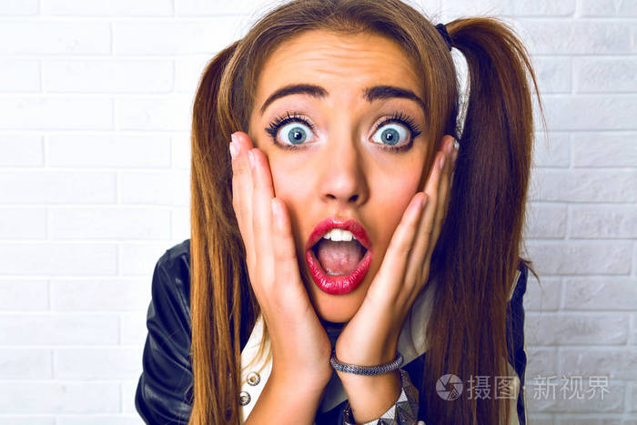 年轻漂亮的惊讶女人睁大眼睛