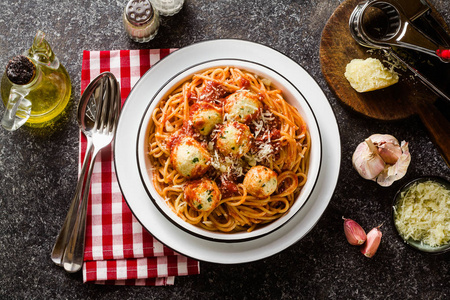 意大利面食意大利面食与里奥塔芝士球在番茄酱和帕尔马干酪在桌子上。 健康的传统意大利食品，供全家聚会或餐厅菜单使用