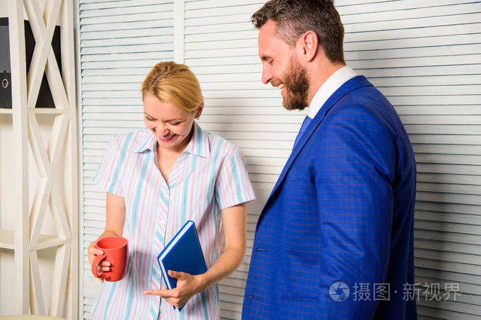 同事的友谊.办公室咖啡休息时间.平等和尊重.同事之间的对话