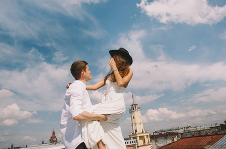 和在屋顶上散步的男人,从城市的高度来看,积极而真诚的爱情情绪照片