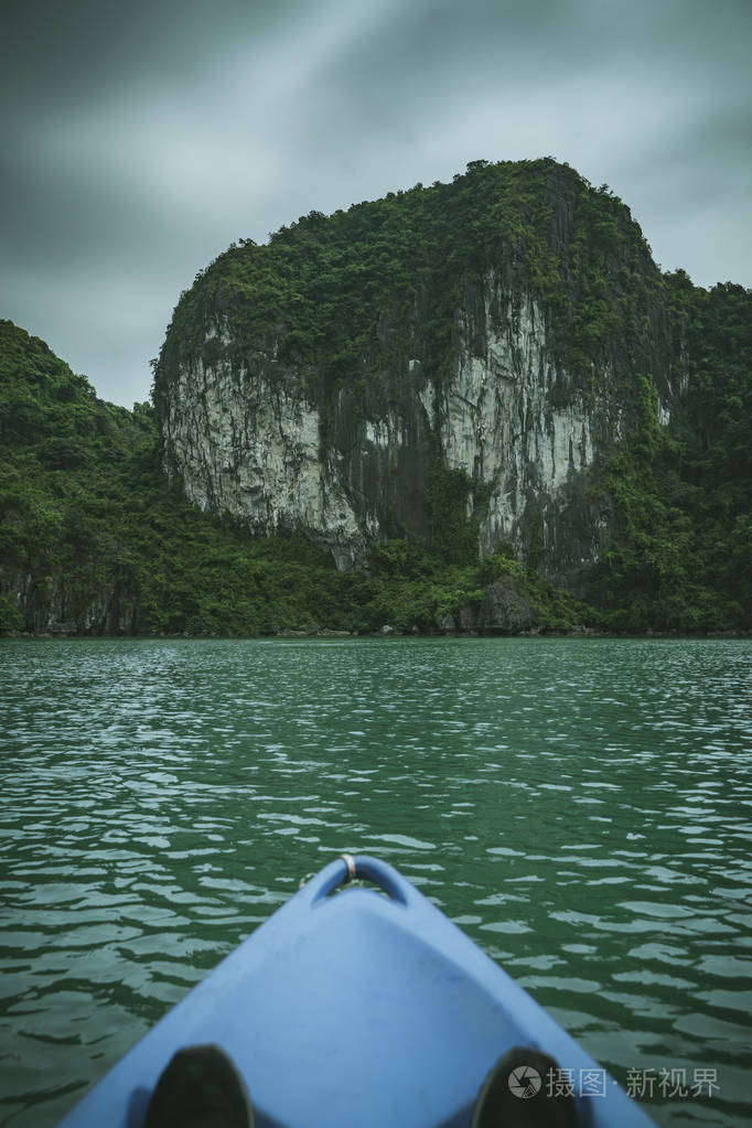 越南哈龙湾皮划艇。 著名的旅游自然目的地。 哈龙的青山绿水