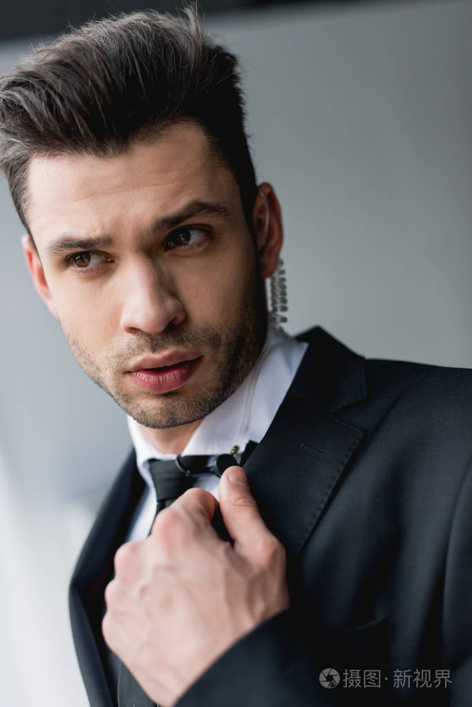 带耳机的聚焦保镖