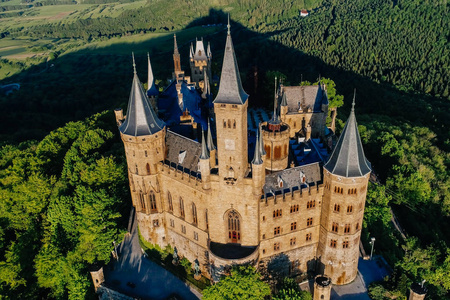 著名的德国霍恩佐伦城堡的鸟瞰图. 无人机拍摄的照片照片