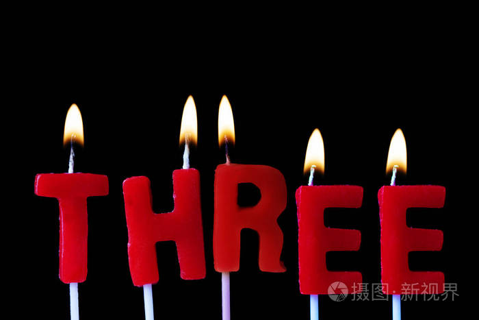 在黑色背景下, 三根红色生日蜡烛照片-正版商用图片192icw-摄图新视界