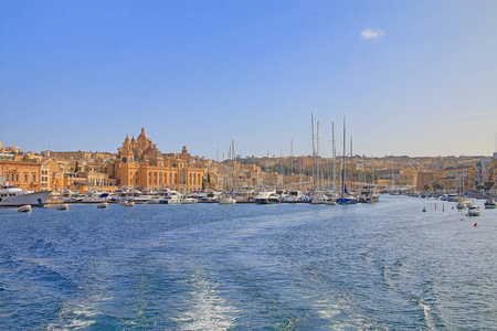 在马耳他拍摄的照片。 这幅画显示了岛上的一个海湾，在古老建筑的背景下，有一个可见的游艇和船只码头。