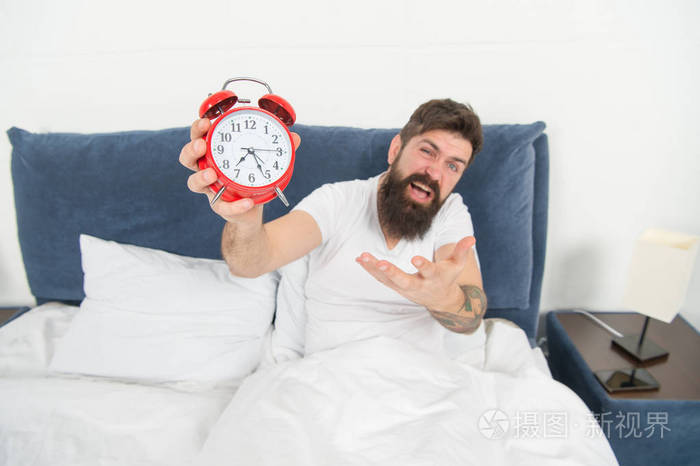 清晨苏醒的问题拿着闹钟站起来又过了头早起的小贴士成为早起者的小