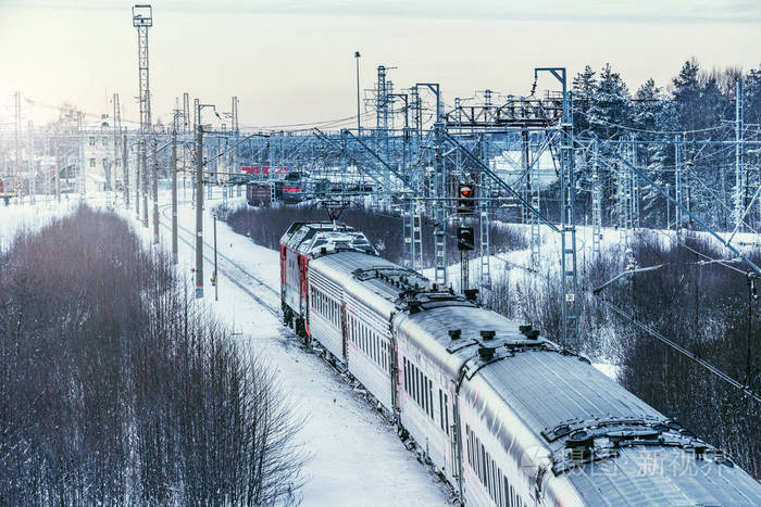 现代高速列车在冬季早晨通过车站.