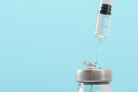 小瓶和注射器中的药物，可用于疫苗注射癌症治疗疼痛治疗，也可用于非法使用，蓝色