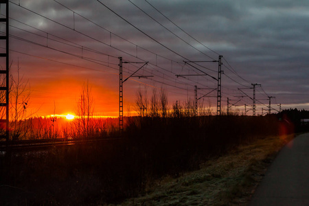 芬兰秋季铁路上美丽的日出。
