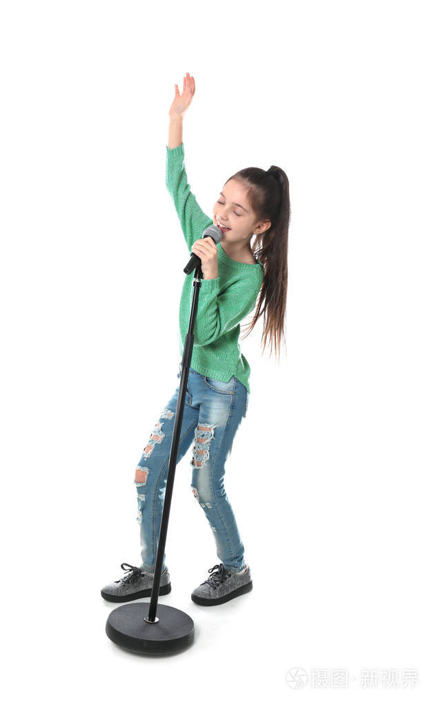 小女孩对着白色背景的麦克风唱歌