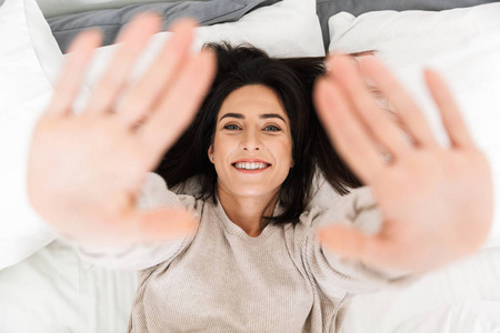 30岁的幸福女人躺在床上微笑的照片