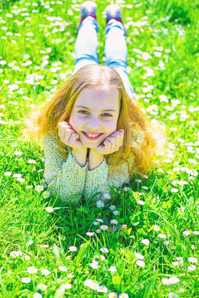 女孩躺在草地上的草地, 绿色的背景.