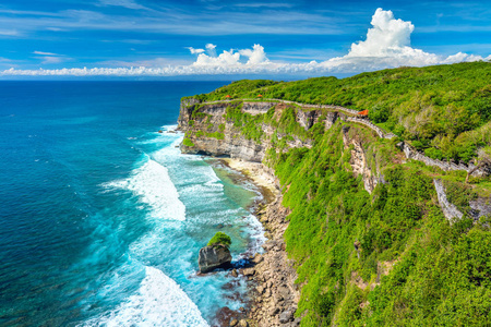 海洋和岩石景观丰富多彩，美丽的地方巴厘岛印度尼西亚大规模
