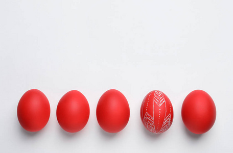 白色背景上彩绘红色复活节彩蛋的组成