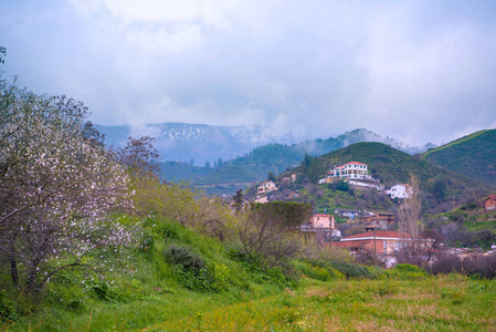 风景如画的旅游山村卡科佩特拉在特罗多斯山在塞浦路斯冬季。 从加拉塔村拍的照片。