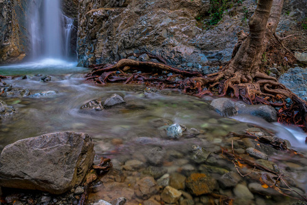 塞浦路斯Troodos山的Millomeri瀑布。