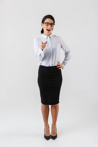 一张成功女商人戴着眼镜站在办公室的全长照片，被隔离在白色背景上