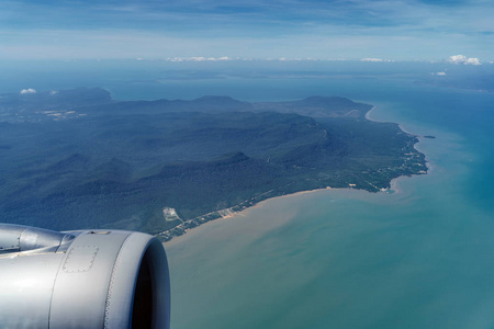 飞越越南普吉岛。 热带海滩海洋景观。 从飞机窗口观看