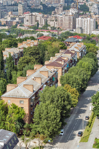 从上面的住宅区鸟瞰基辅城市景观，赫鲁晓夫卡房屋首都乌克兰。