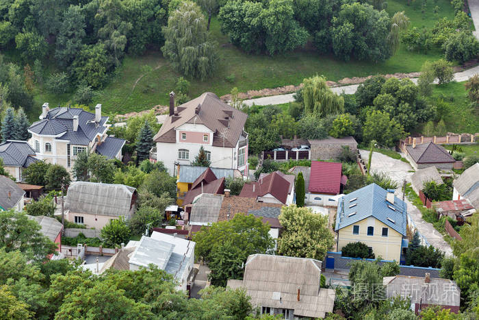 基辅郊区房屋的俯视图来自乌克兰首都住宅区上方.