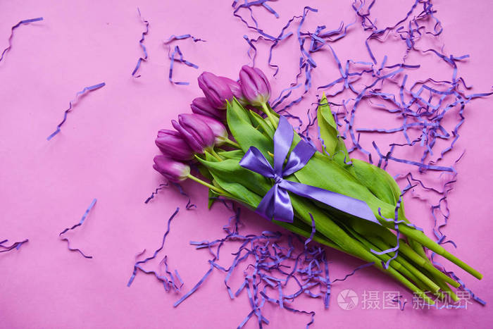 郁金香在粉红色背景节日花束的生日 与紫色丝带3月8日 婴儿淋浴 母亲节 妇女日 植物区系组成 节日五彩纸屑 照片 正版商用图片192oxr 摄图新视界