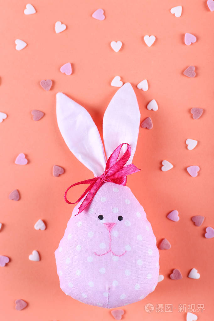 粉红色的兔子在背景上,心复制空间. 快乐复活节概念贺卡设计.照片-正