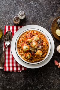 意大利面食意大利面食与里奥塔芝士球在番茄酱和帕尔马干酪在桌子上。 健康的传统意大利食品，供全家聚会或餐厅菜单使用