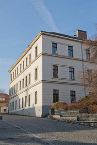 魔鬼学校有一个市政学校的特点，它的创始人是布拉格。 它由一所小学450名学童和一所幼儿园160名儿童组成。 这九打工人