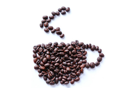 烤咖啡豆分散成一个形状的杯子与上升的蒸汽。 孤立在白色背景上。