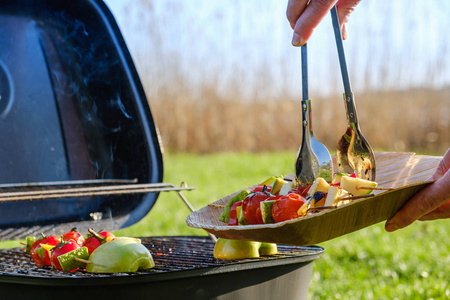 烤蔬菜串在烤盘上的香草腌料上，上面看到洋葱胡椒西葫芦番茄烤烧烤