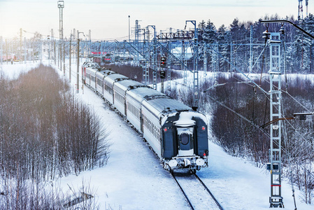 现代高速列车在冬季早晨通过车站。 弗莱泽沃。 莫斯科地区。 俄罗斯。