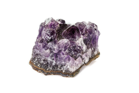 白色背景上的紫晶晶体干燥宏观矿物
