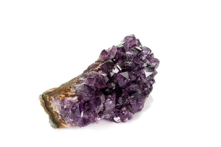 白色背景上的紫晶晶体干燥宏观矿物