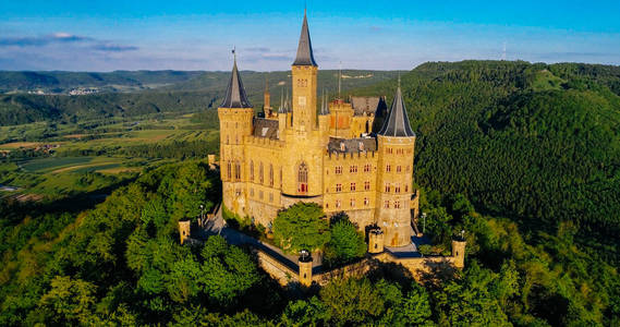 著名的德国霍恩佐伦城堡的鸟瞰图. 无人机拍摄的照片照片