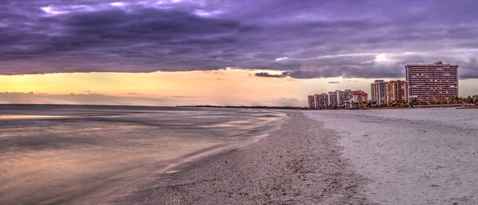 马克虎尾海滩平静水面上的日落和云朵