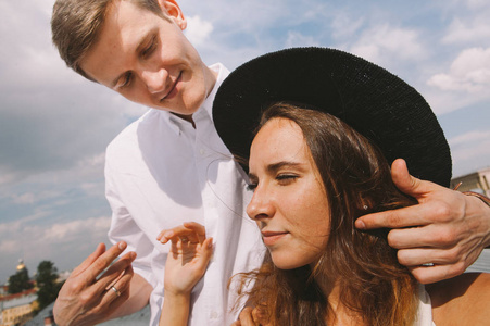 在屋顶上散步,拥抱和笑着从城市屋顶看到积极和真诚的爱的情绪照片