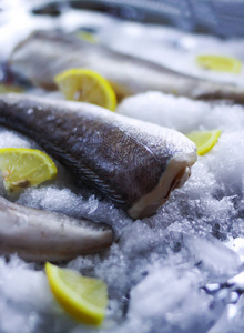冰面上新鲜的生海鱼和柠檬山核桃。