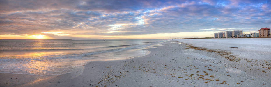 佛罗里达马尔科岛蒂格泰尔海滩平静的水面上的日落和云彩