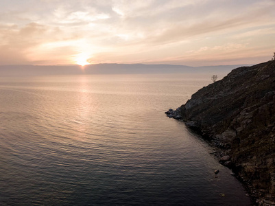 夕阳照耀着贝加尔湖小海湾。 俄罗斯奥克洪岛。 从无人机上拿走的