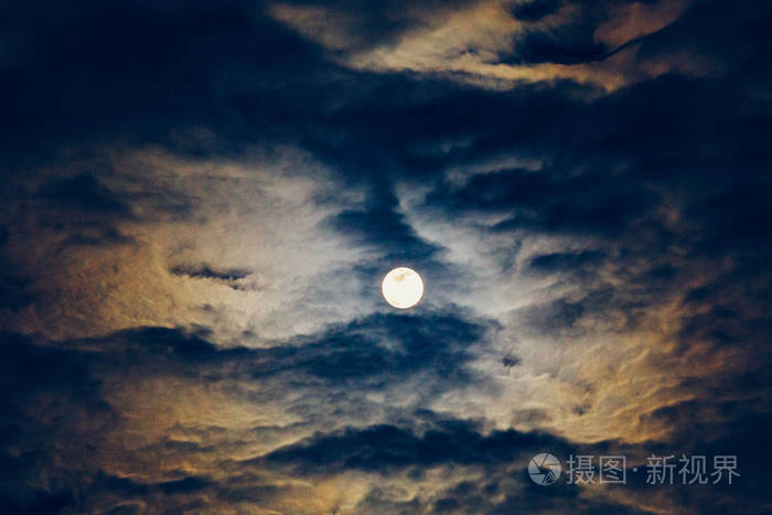 满月或超级月亮在夜空中的蓝天与云戏剧性的神秘气氛