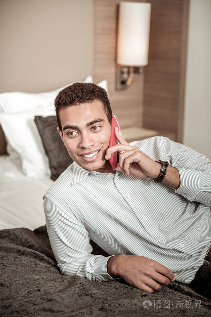 黑头发的人戴着漂亮的手表打电话给他的老朋友