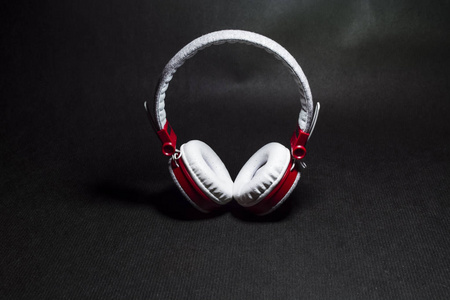 白色与红色大耳机听音乐。皮肤。黑色背景。便携式。产品。美丽时尚