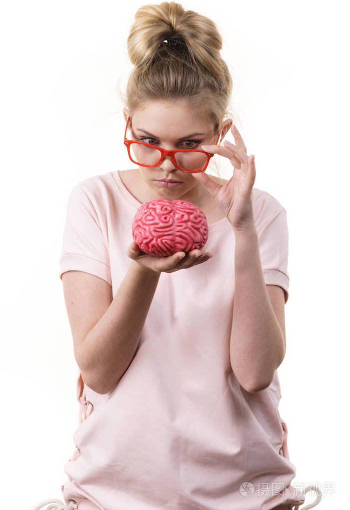 有趣的金发女人抱着大脑,脑子里想着一些解决方案的想法.