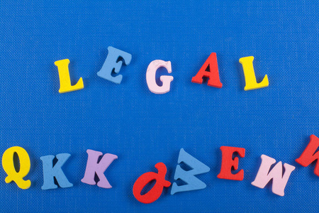 蓝色背景上的单词由彩色ABC字母组成，木块木制字母复制空间为广告文本。 学习英语