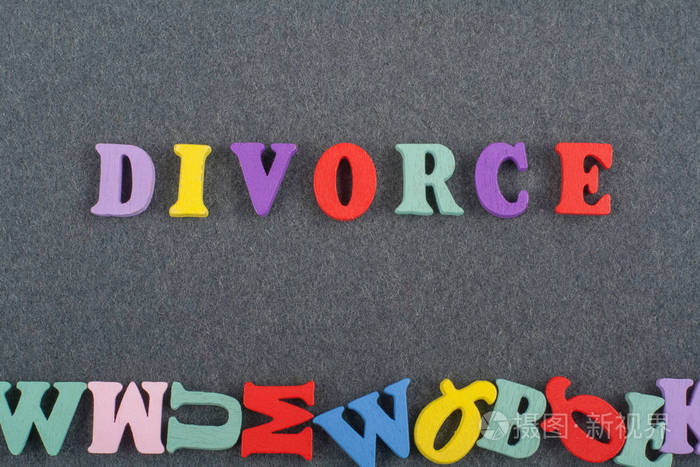 单词在黑板背景上由彩色abc字母组成,木块木制字母复制空间为广告文本