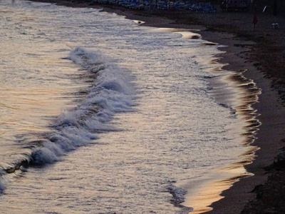 海岸和波浪在黄昏