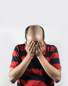 中年秃头秃顶男人梳头图片