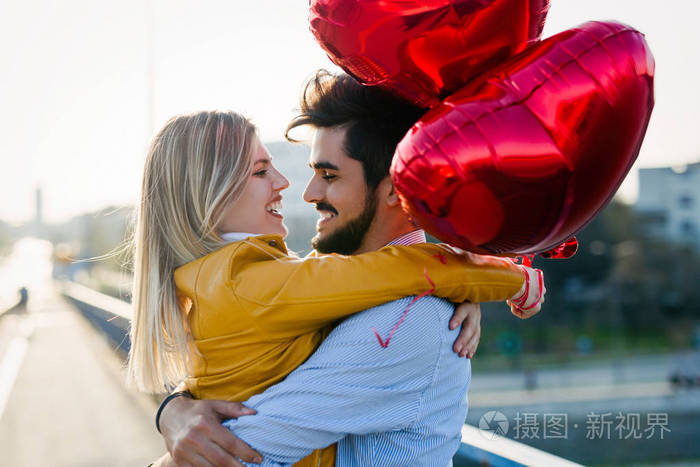 年轻夫妇相爱拥抱约会和亲吻户外