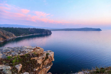 俄罗斯贝加尔湖奥尔洪岛小海湾。 乌兰库顺角。 纽根角的风景。 从日落到夜晚的过渡